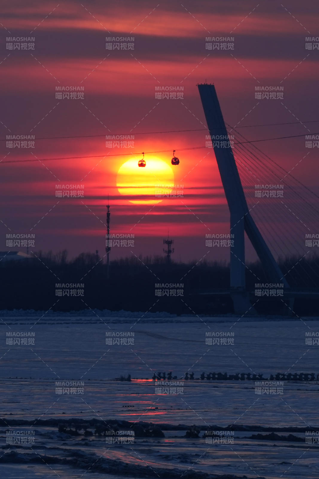 夕阳下的桥影图片