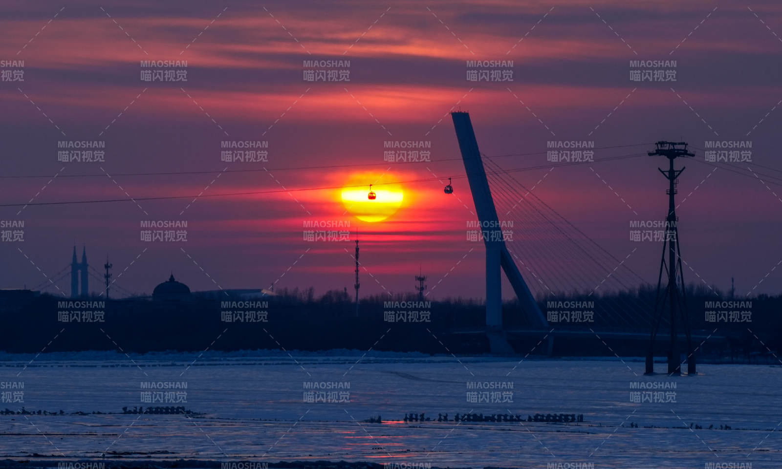 夕阳下的大桥剪影图片