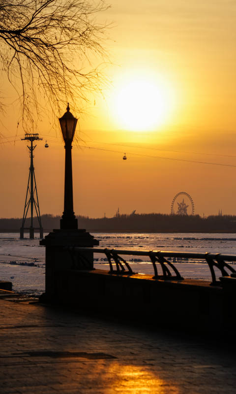 冬日黄昏河畔景图片