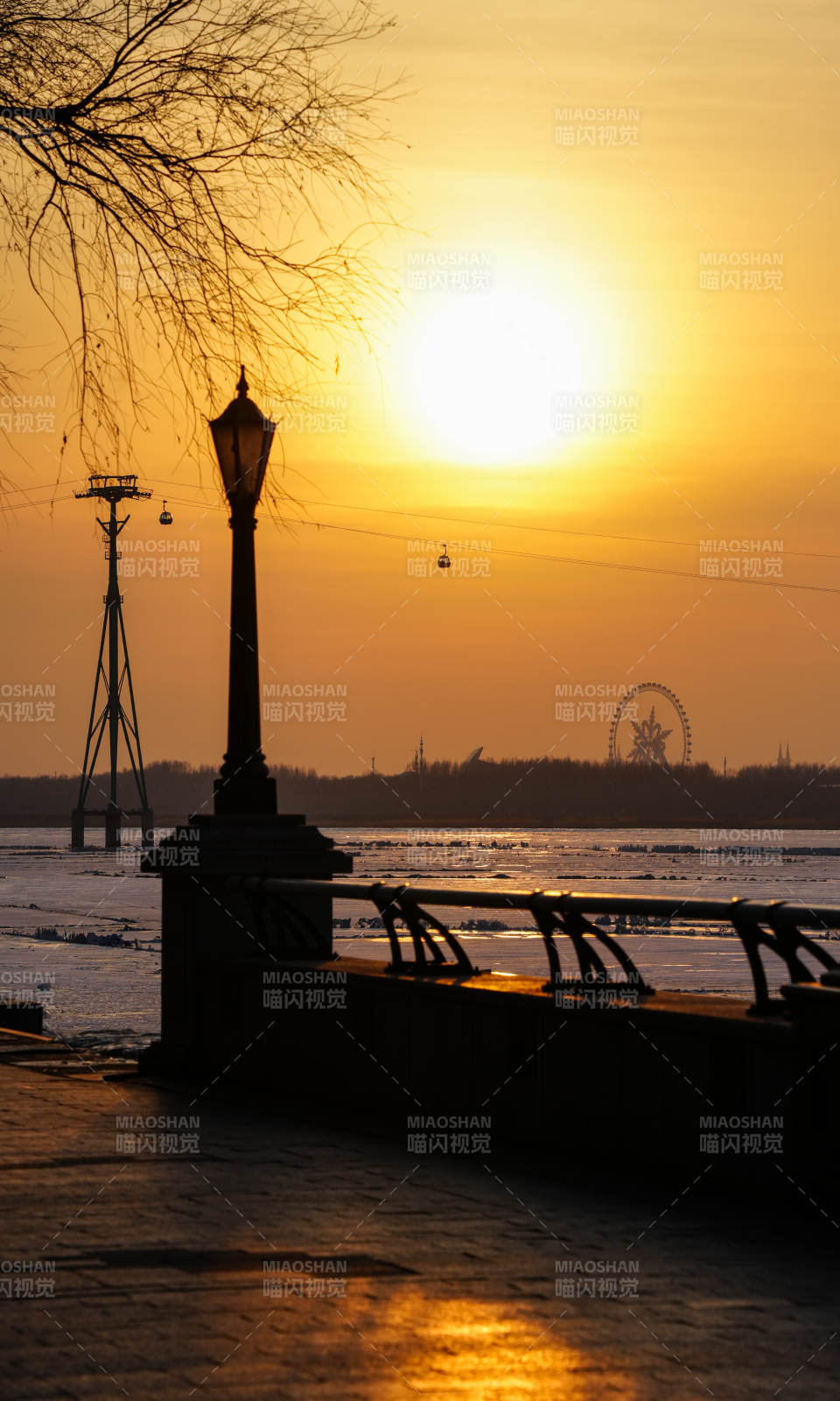 冬日黄昏河畔景图片