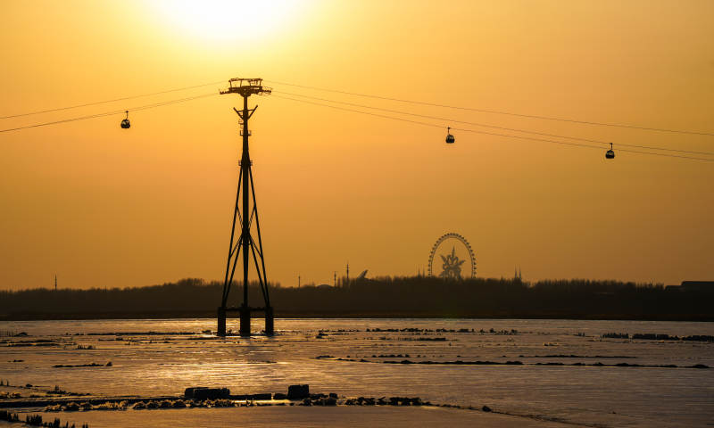 夕阳下的缆车剪影图片