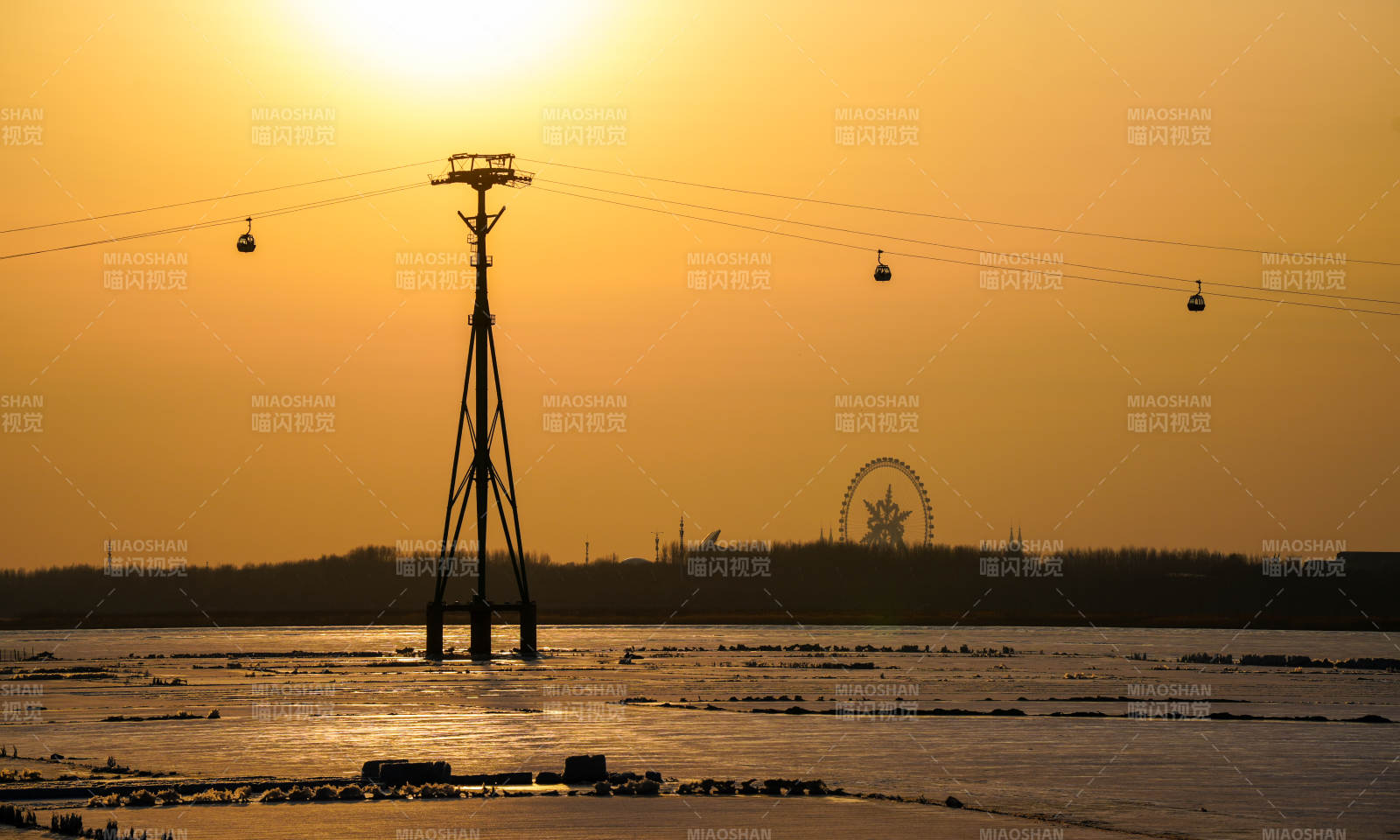 夕阳下的缆车剪影图片