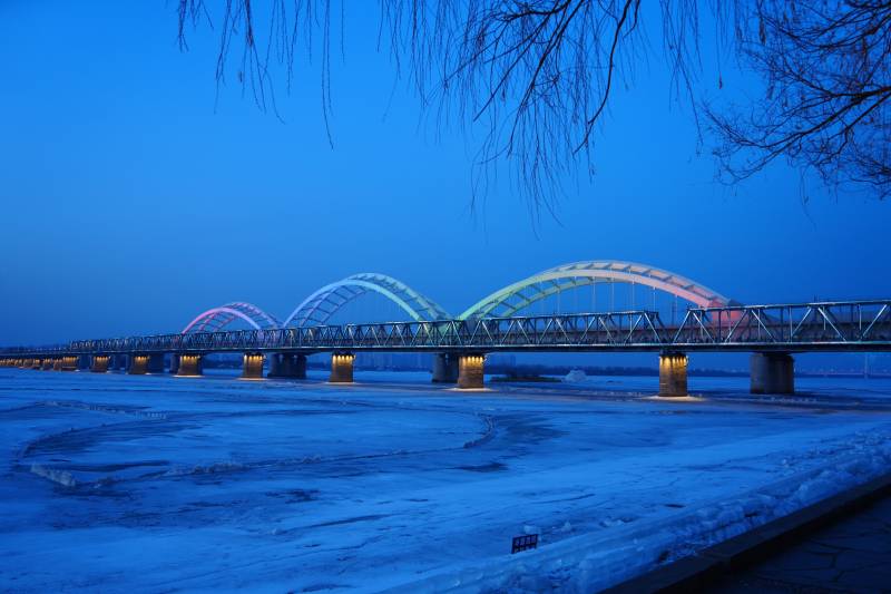 夜色中的彩虹桥图片