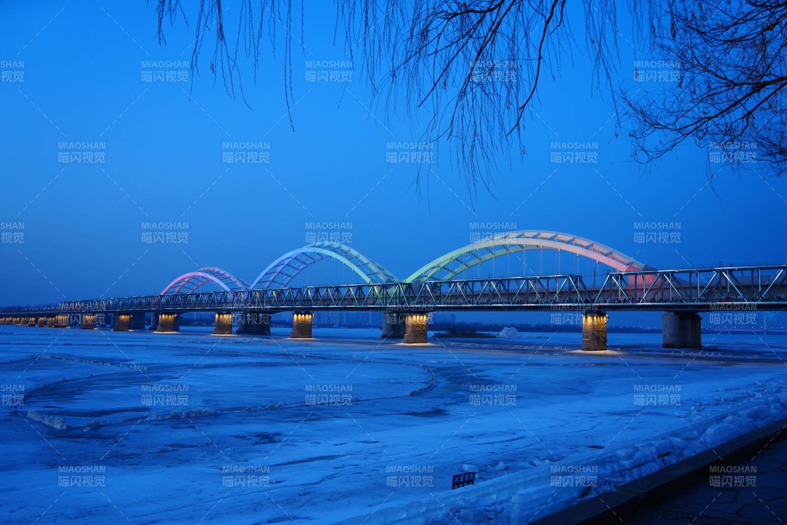 夜色中的彩虹桥图片