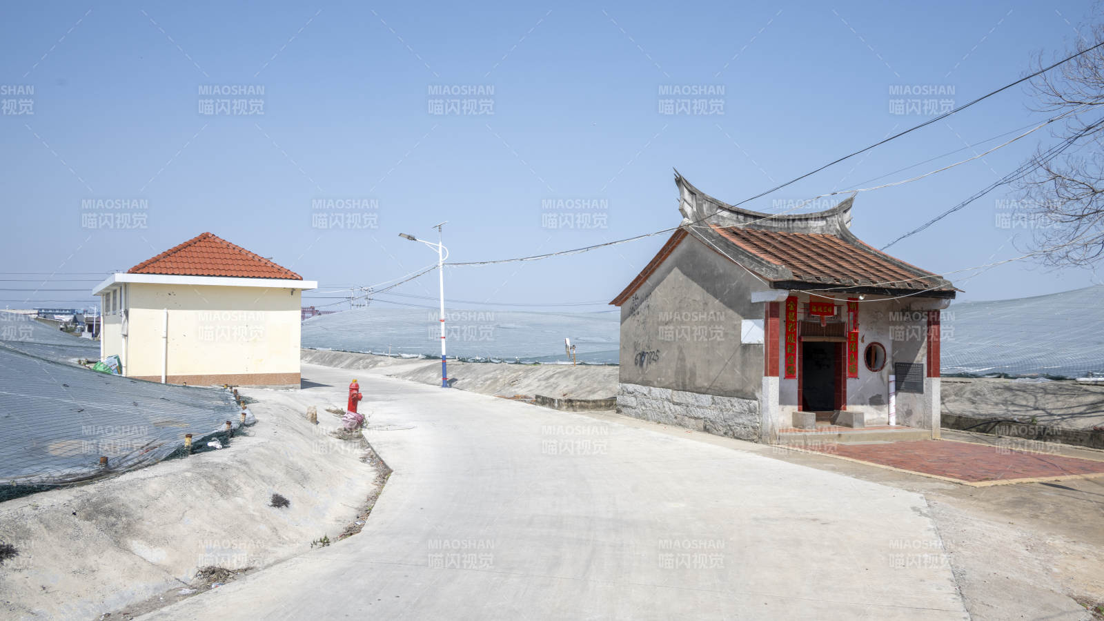 海边小屋与古庙图片