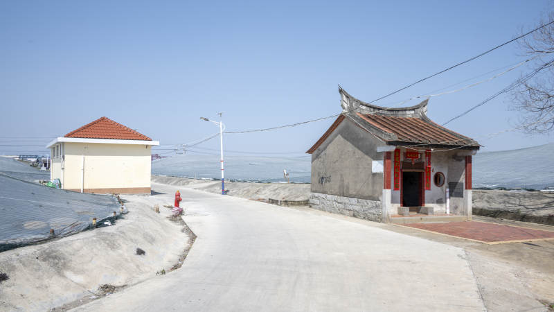 海边小屋与古庙图片