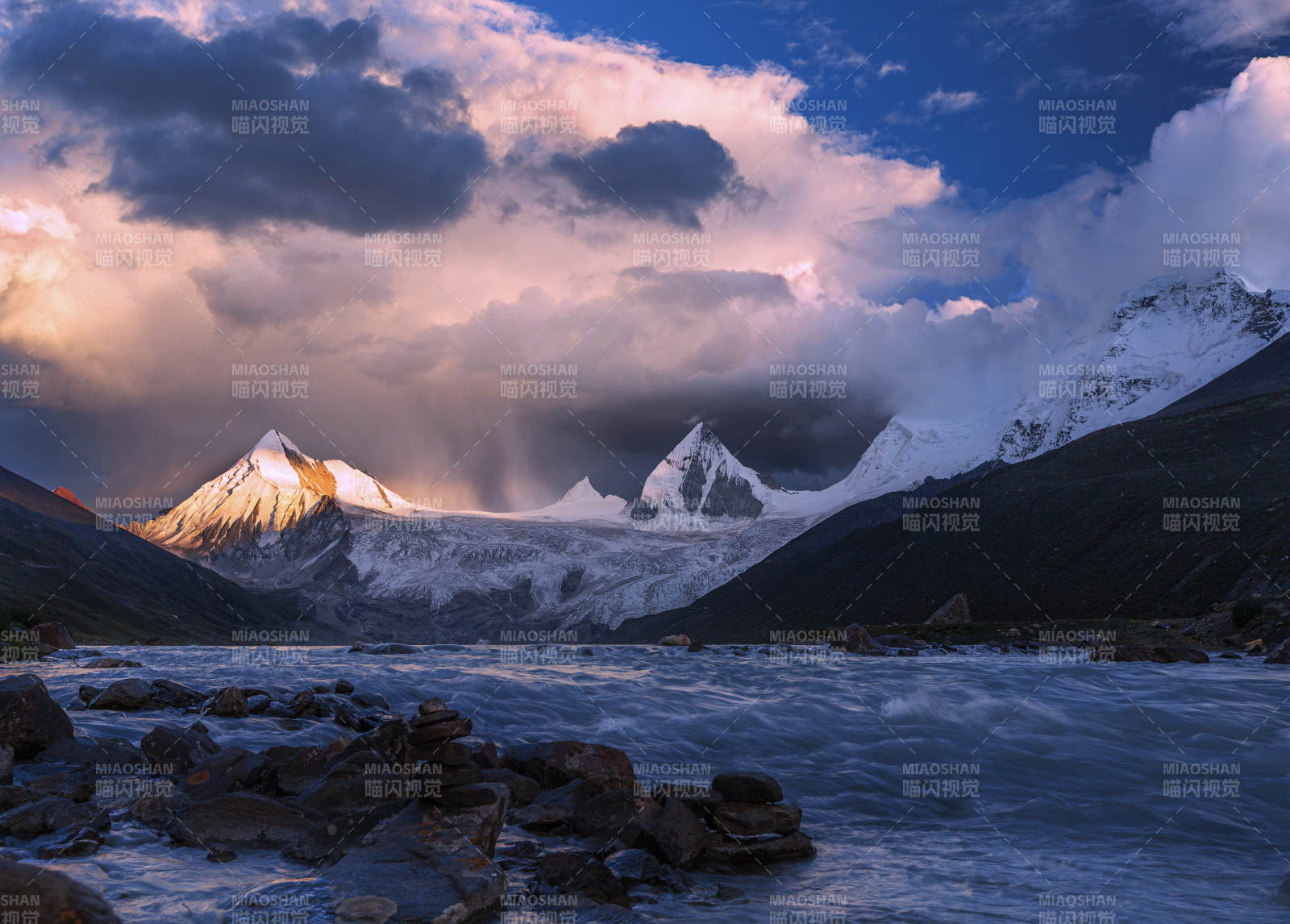 雪山云海日出图片