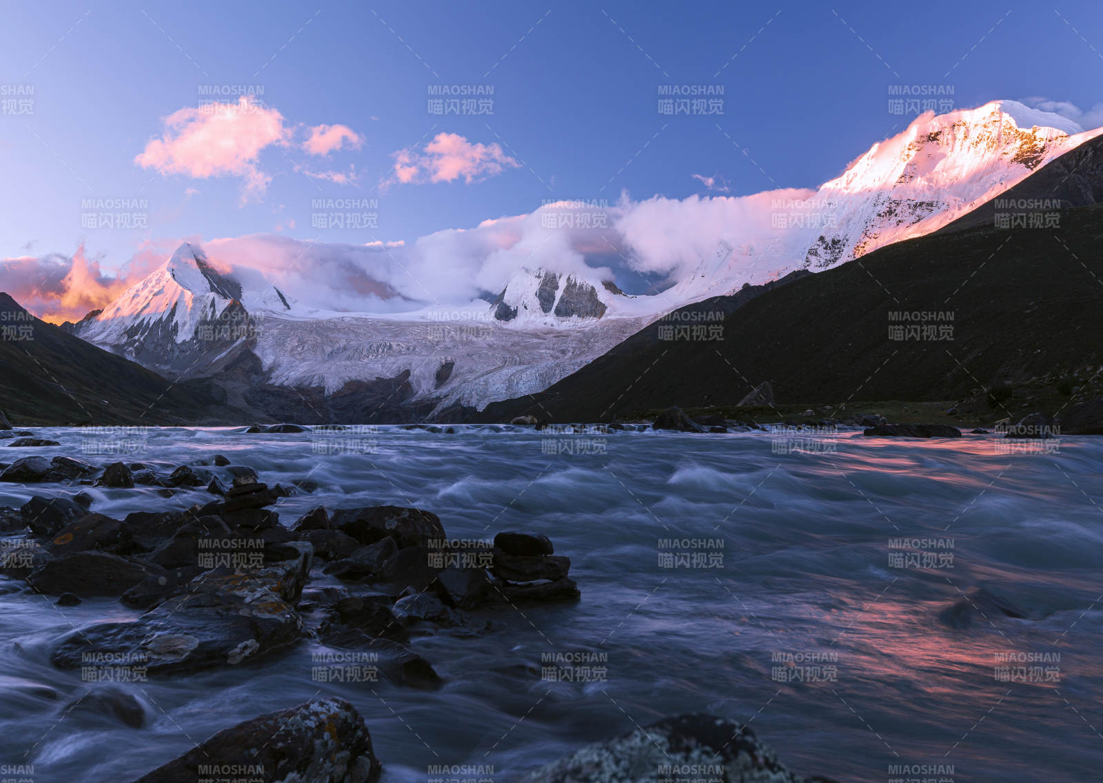 雪山映霞光图片
