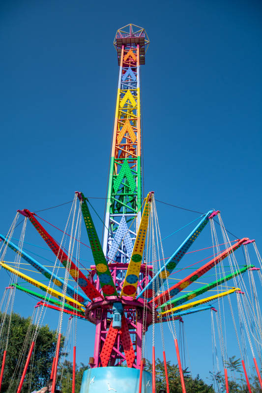 彩虹塔空中飞翔游乐设施图片