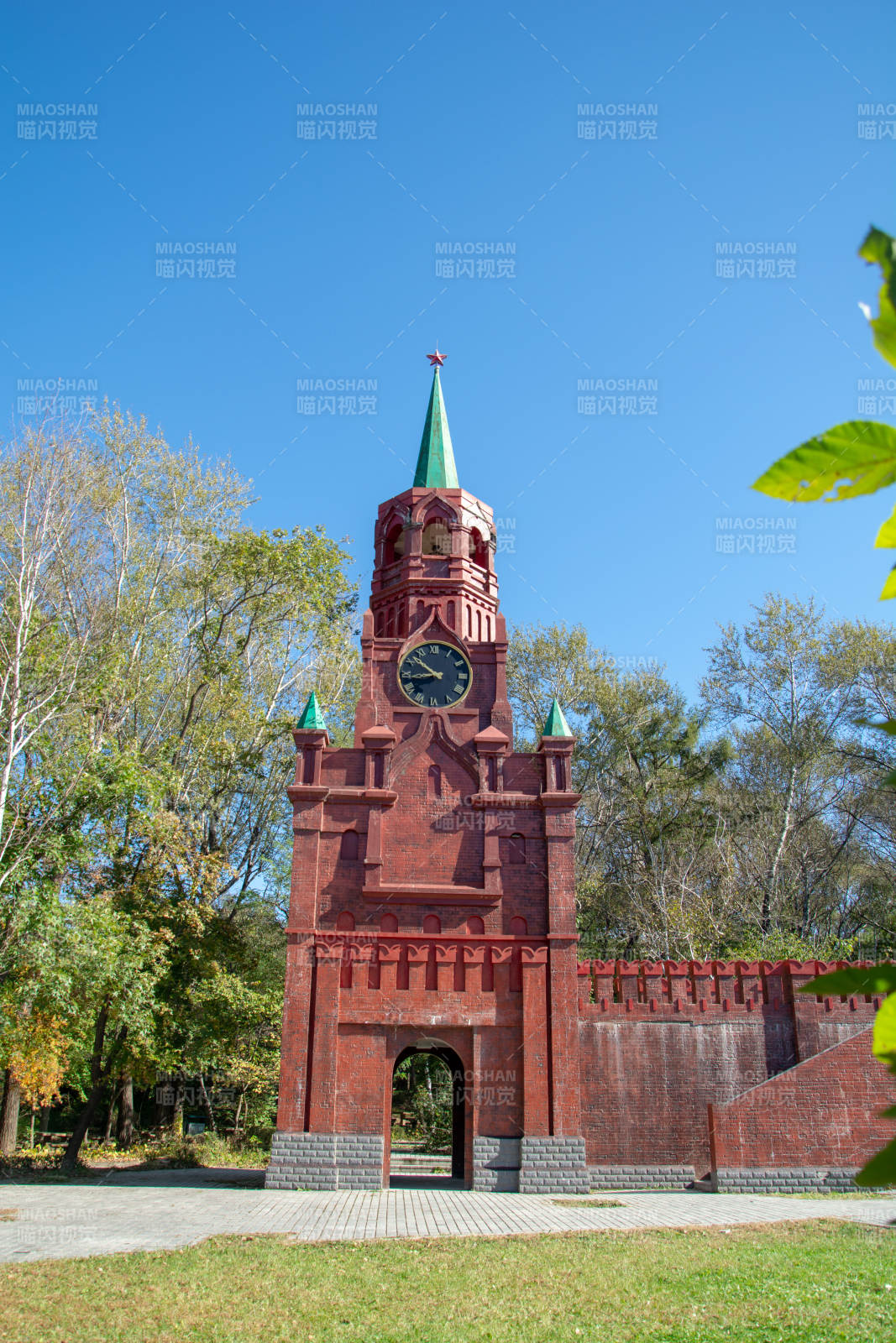 欧式红砖钟楼映蓝天图片