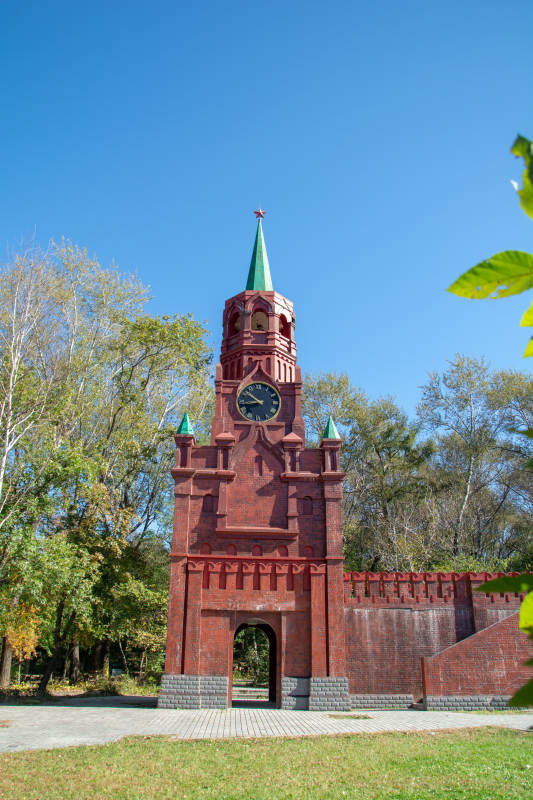 红砖钟楼映蓝天图片