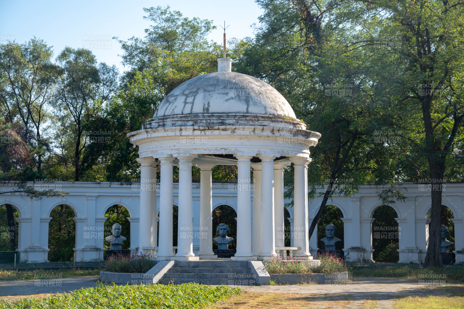 白色圆顶亭子图片