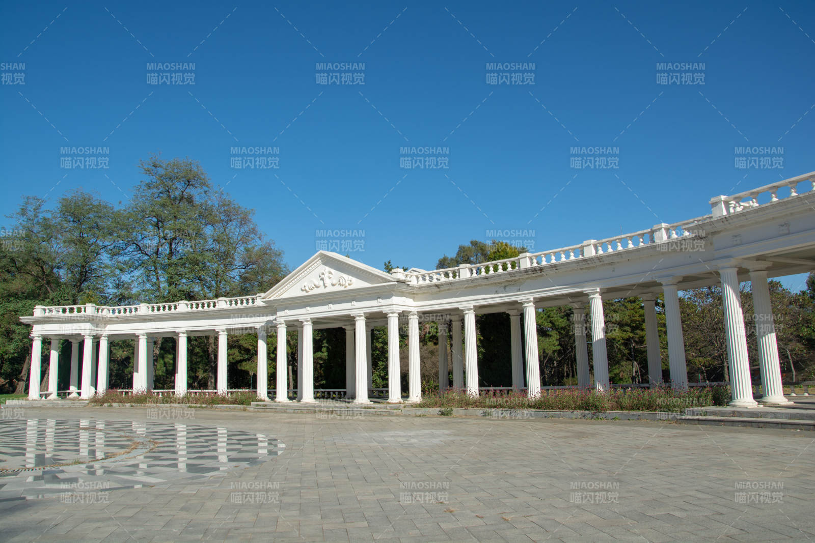 白色柱廊建筑图片