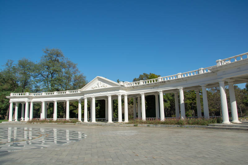 白色柱廊建筑图片