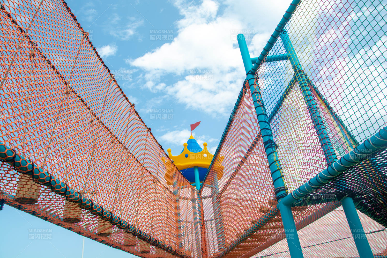 儿童游乐场攀爬网图片