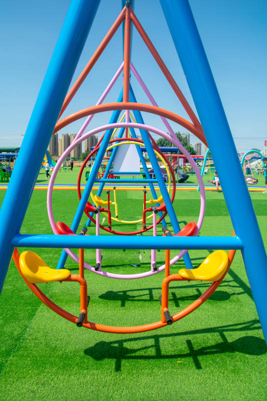 彩色游乐场秋千图片