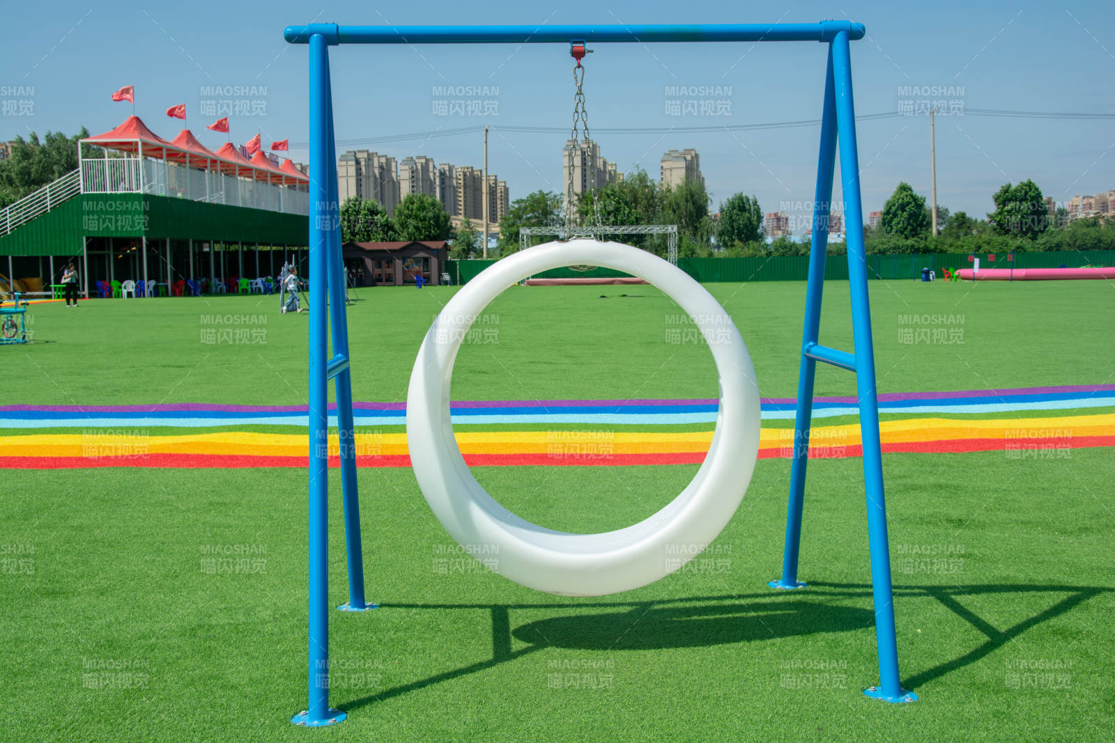 彩色操场上的圆环秋千图片