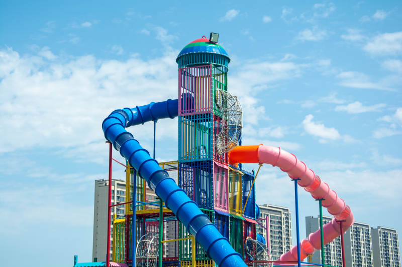 儿童乐园彩色滑梯图片