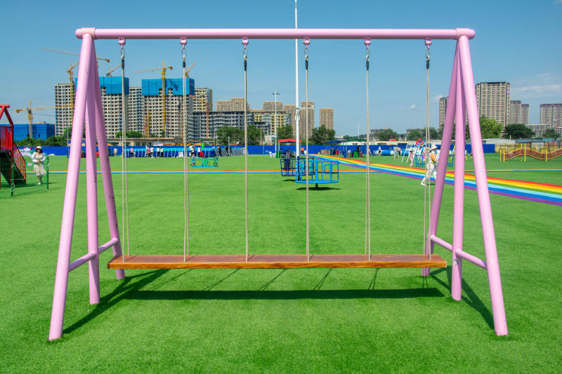 儿童乐园粉色秋千图片