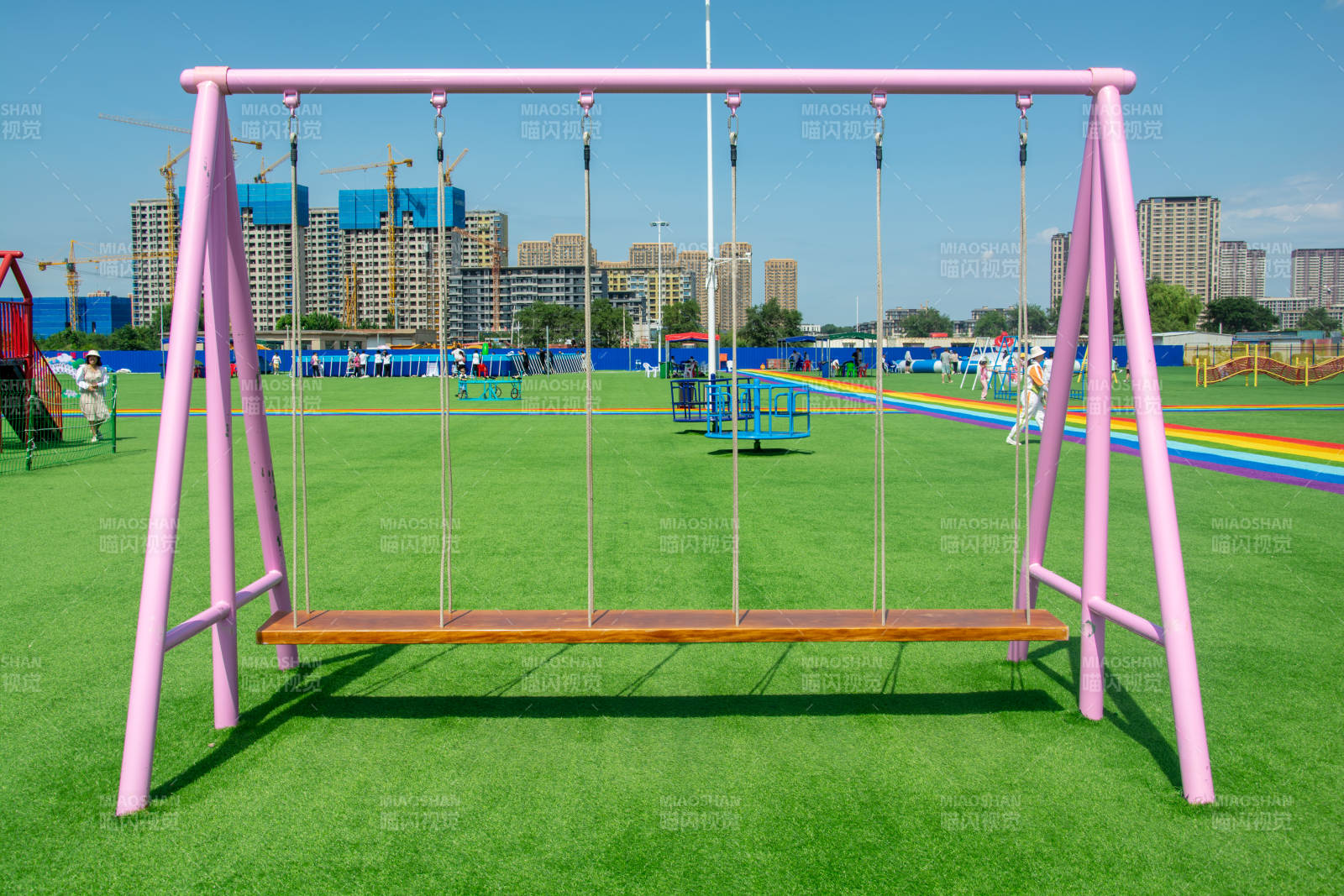 儿童乐园粉色秋千图片