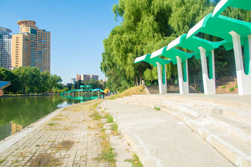 公园湖畔图片