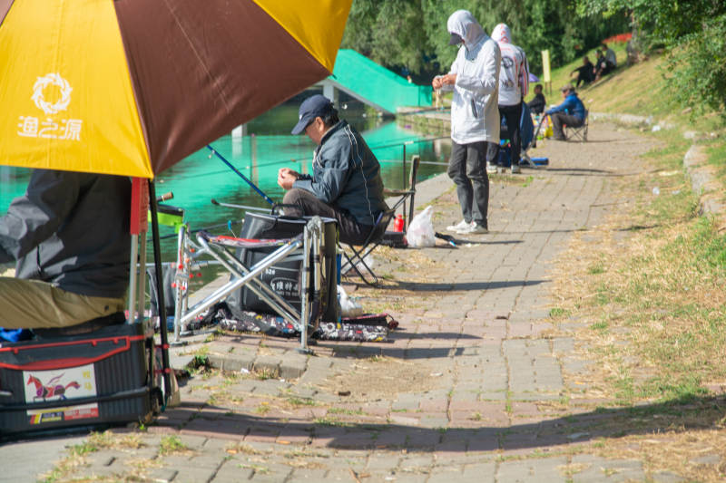 夏日湖畔垂钓休闲时光图片
