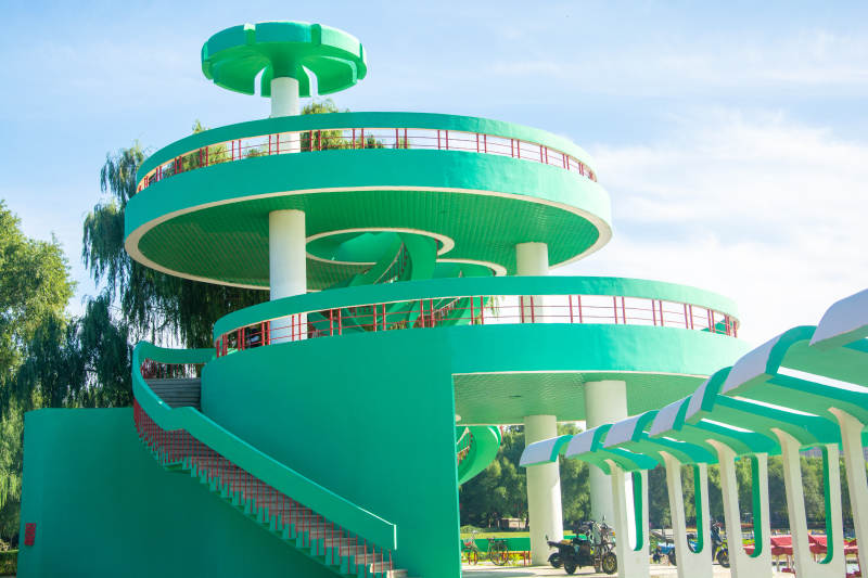 绿色螺旋楼梯观景台图片