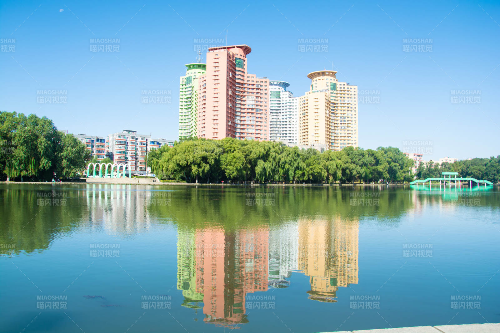 湖畔住宅高楼河景房图片