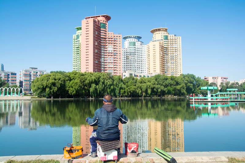 湖畔垂钓静谧时光图片