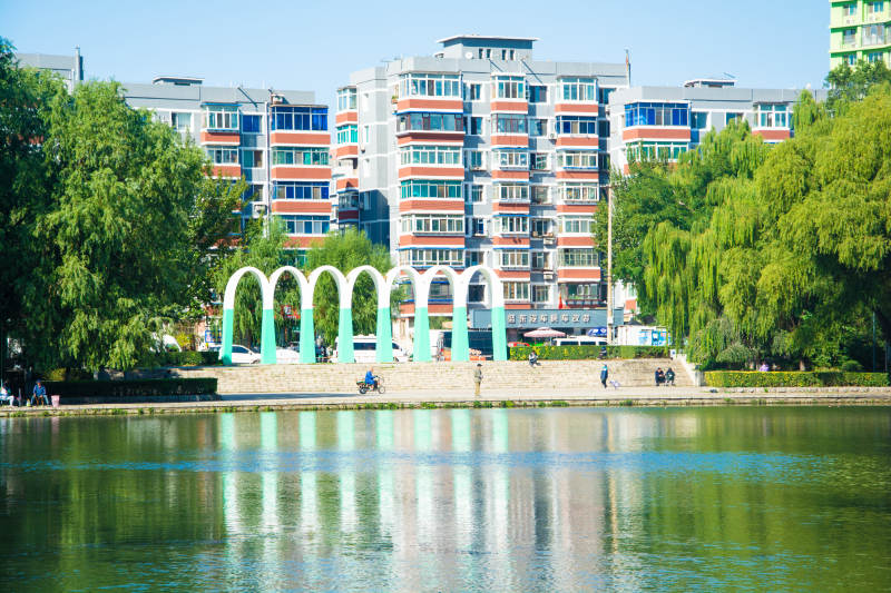 湖畔现代建筑风光图片