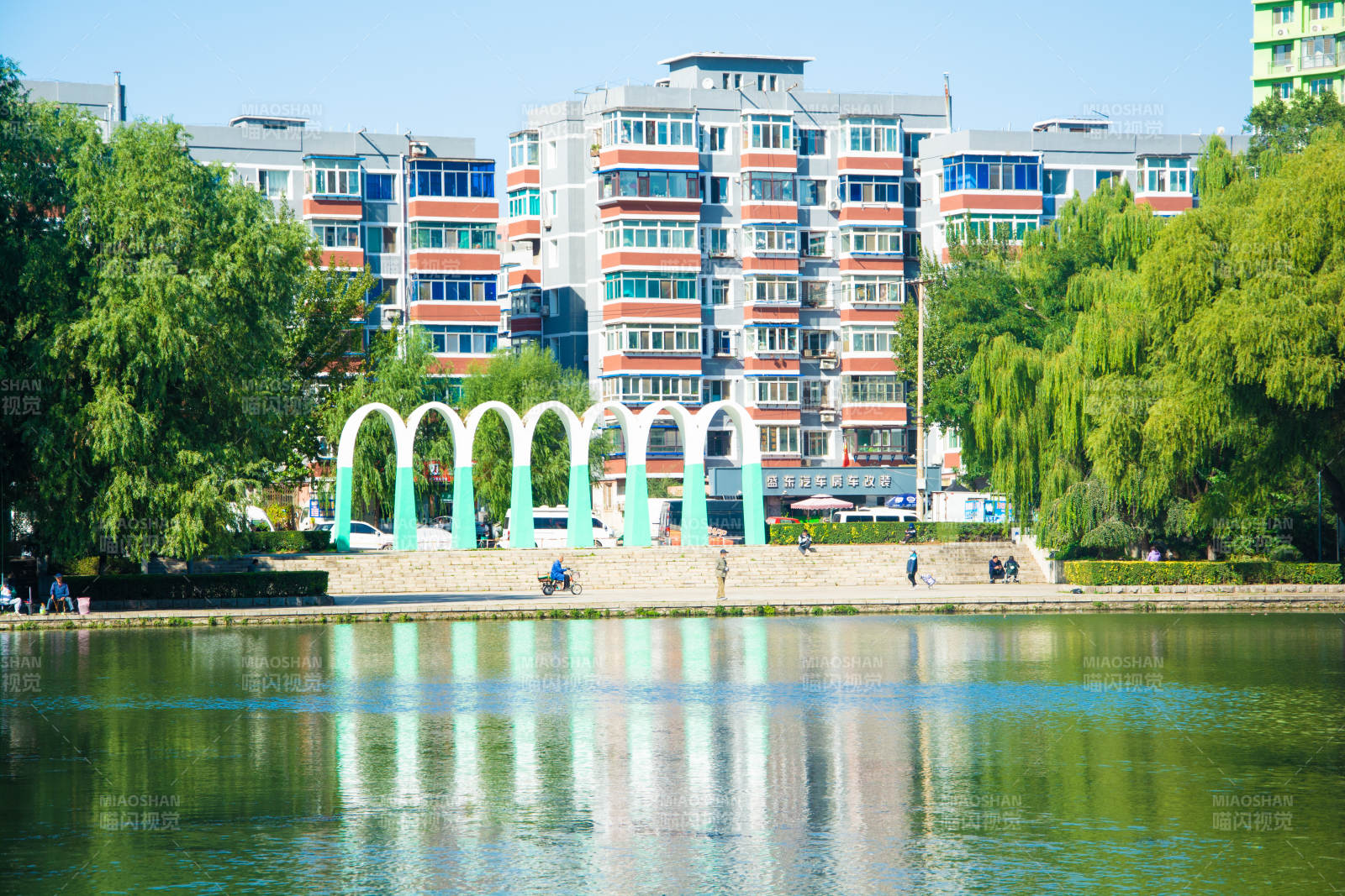 湖畔现代建筑风光图片