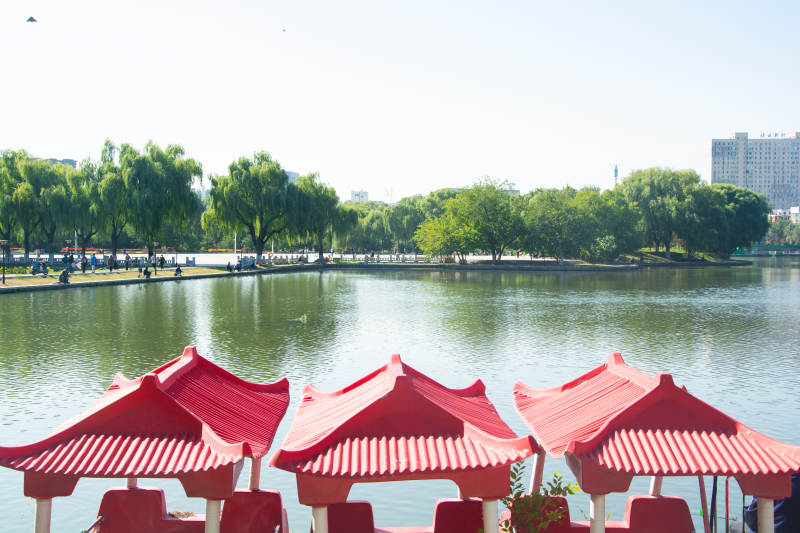 湖畔红亭静谧景图片