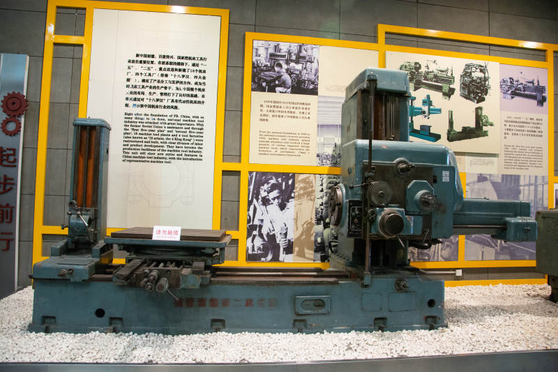 老式车床展示图片
