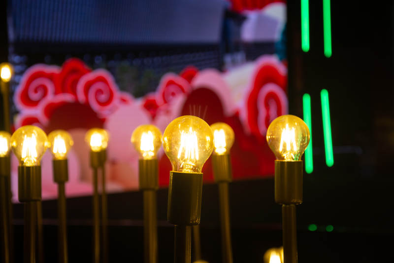 灯泡辉映夜景图片