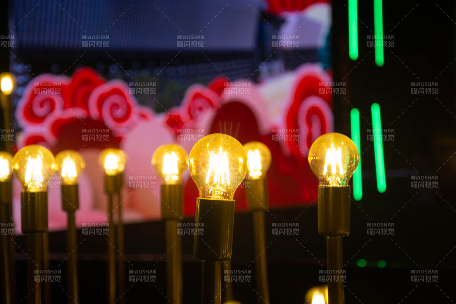 灯泡辉映夜景图片