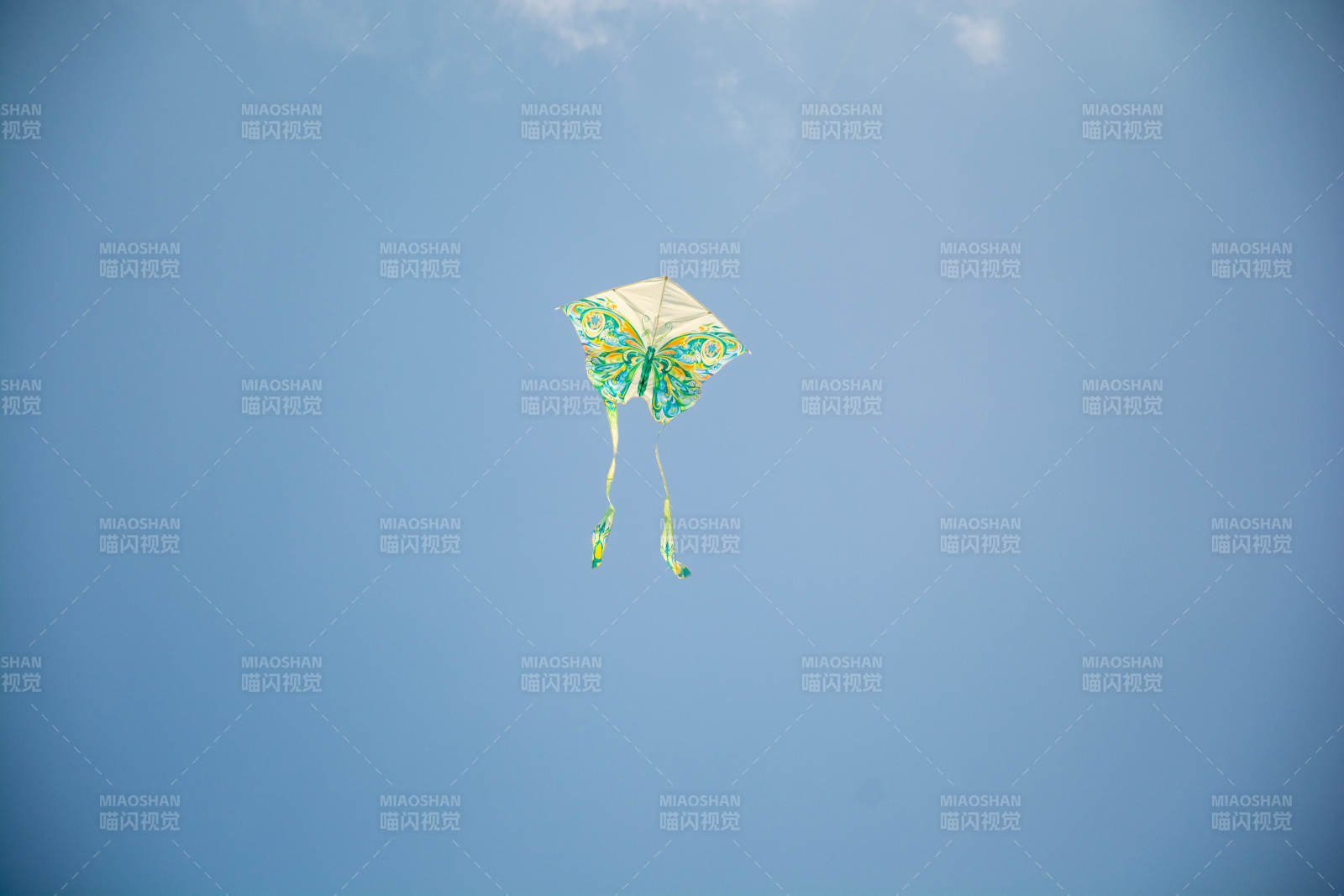 风筝飞舞蓝天图片