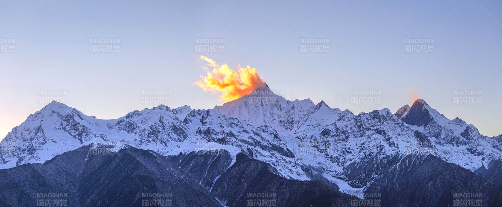 雪山日出奇景图片