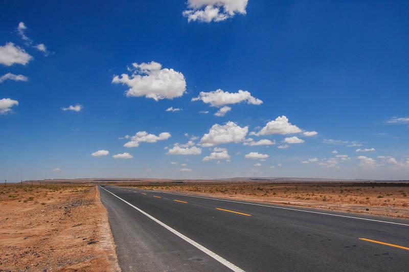 荒漠公路延伸远方图片