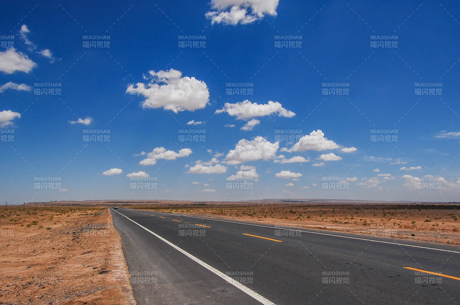 荒漠公路延伸远方图片
