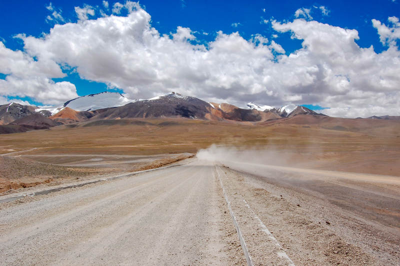 高原公路尘烟起图片