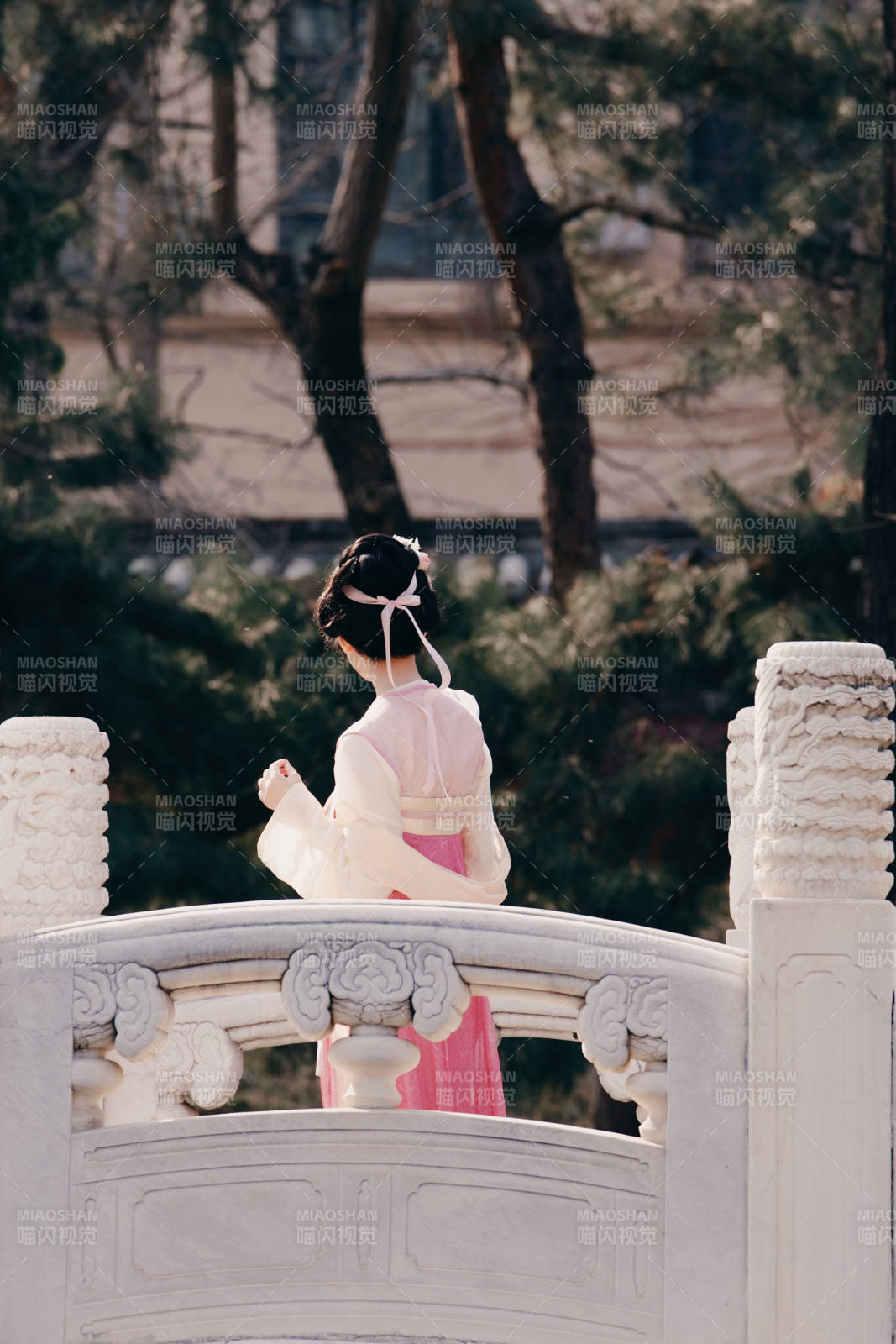 古装女子凭栏远眺图片