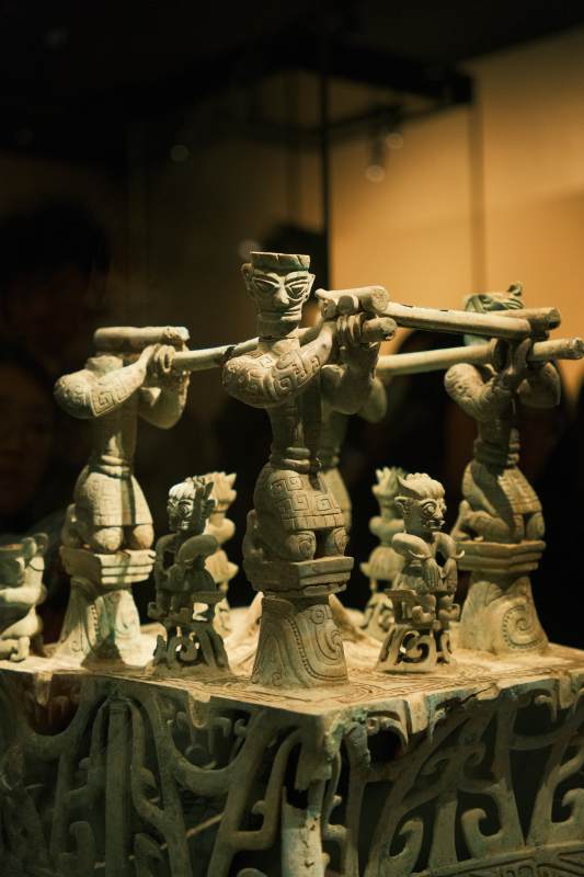 青铜人像群雕图片