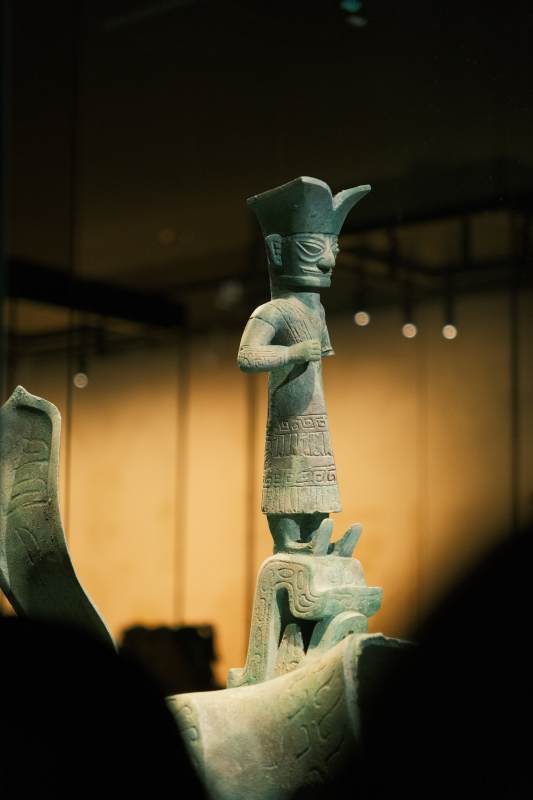 青铜人像立于神兽之上图片