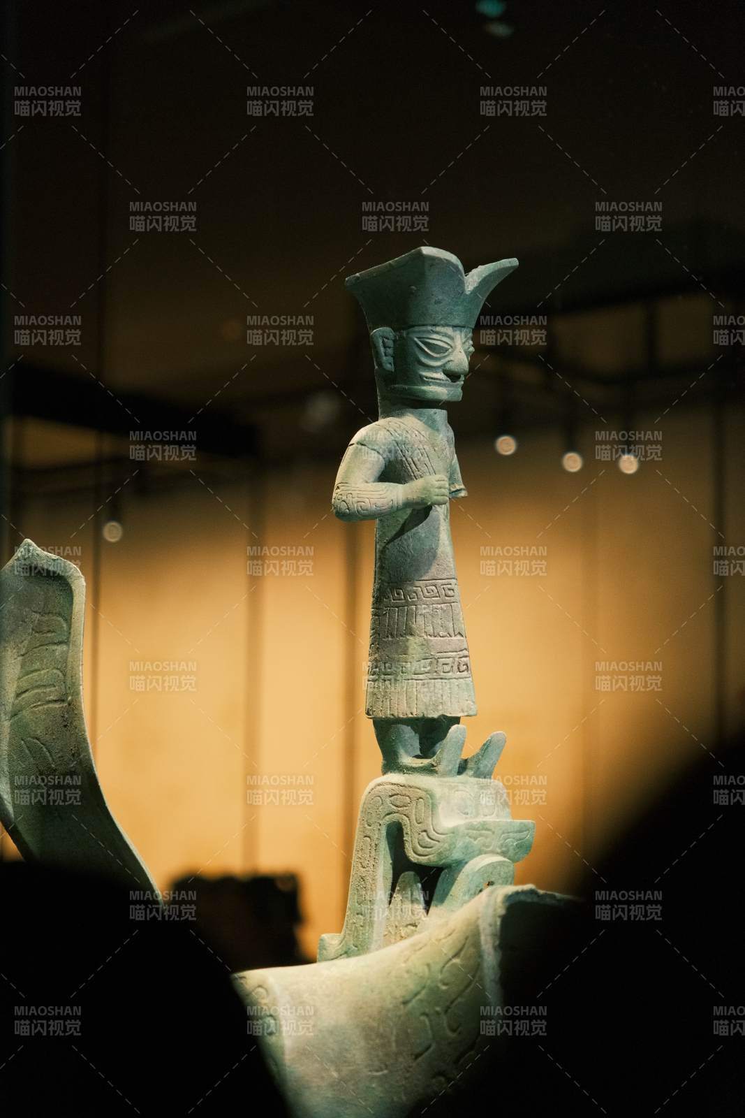 青铜人像立于神兽之上图片