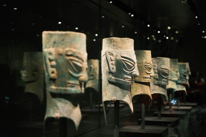 青铜面具陈列展图片