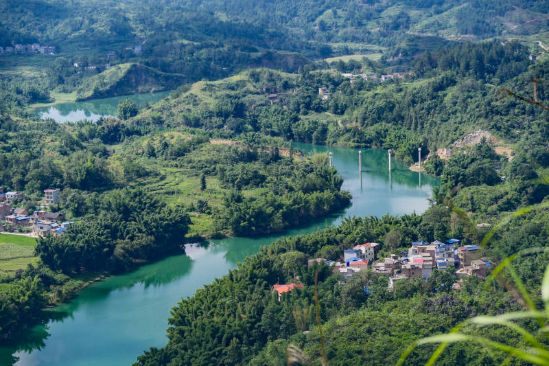 青山绿水绕村庄图片