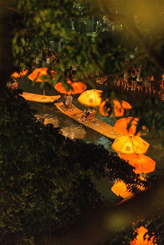 夜游竹筏伞影图片
