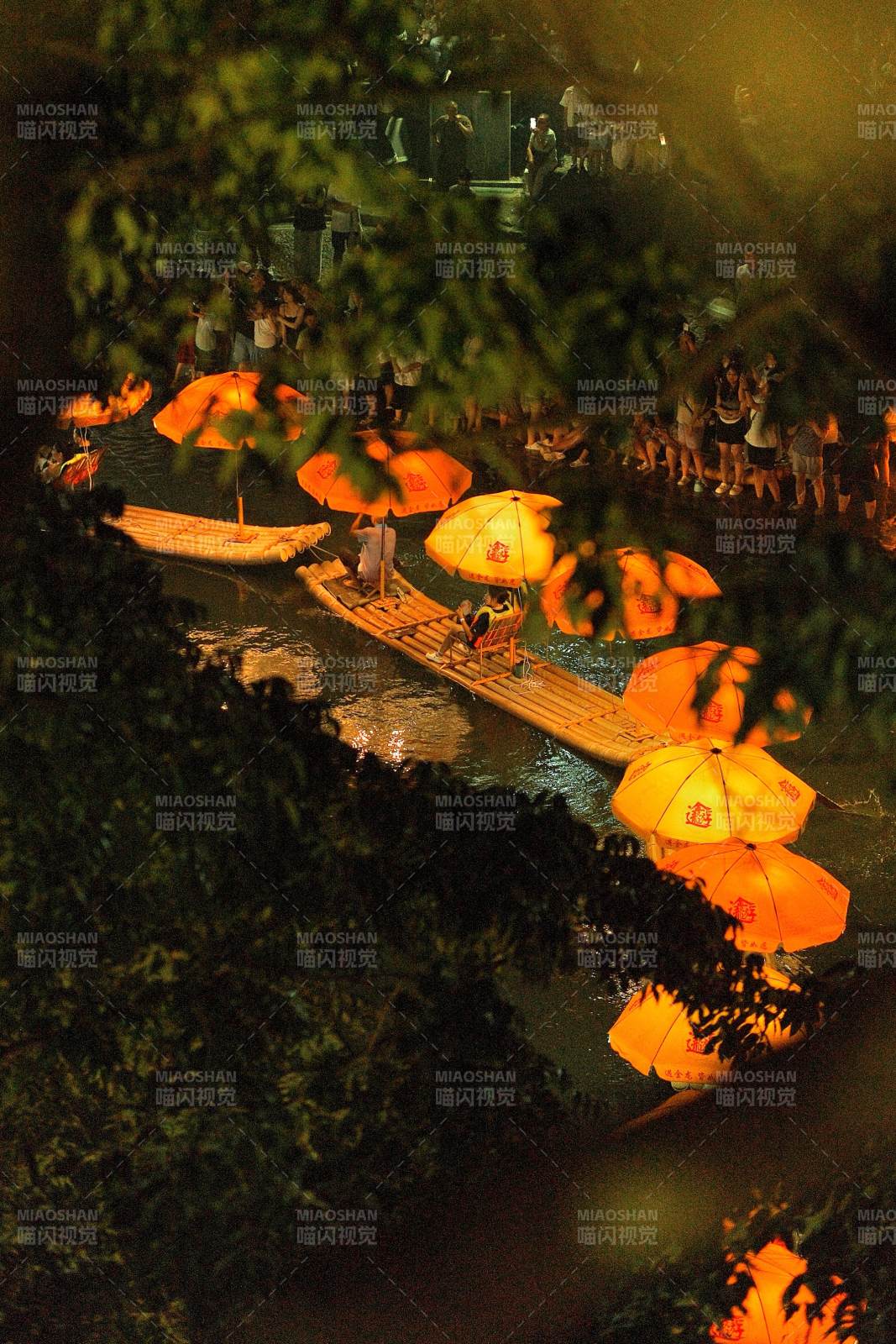 夜游竹筏伞影图片