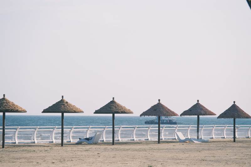 海滩伞影静谧景图片