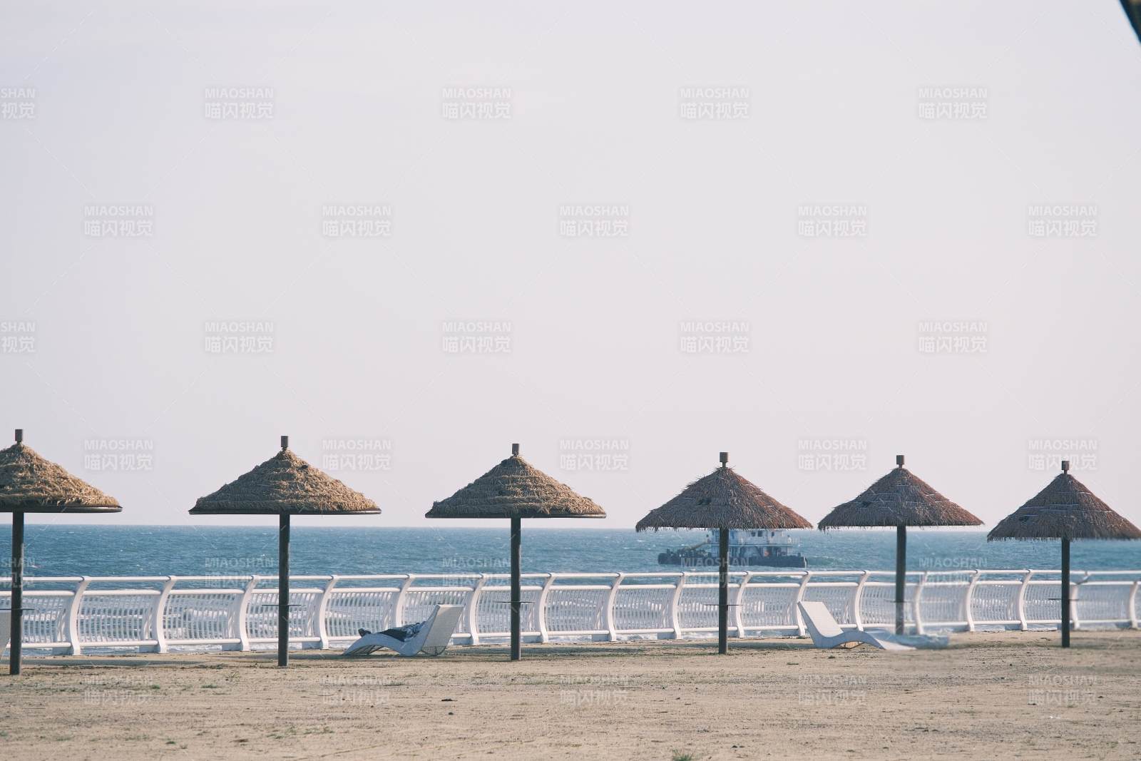 海滩伞影静谧景图片